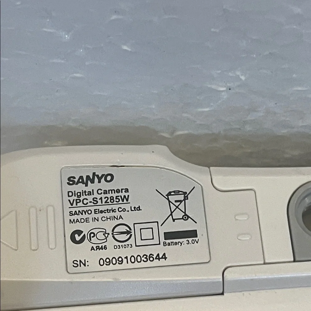Sanyo VPC-S1285W Digital Camera 12.0 Megapixels white iso 1600 large LCD